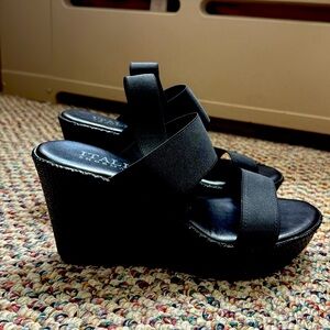 Woman’s Italian Shoemakers Black Sandals Size 8.5 - NEW w/o tags